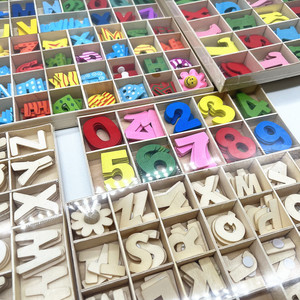Set di 156 Lettere <span class=keywords><strong>in</strong></span> <span class=keywords><strong>Legno</strong></span> Dipinte Ecologiche e Sicure con Vassoio Portaoggetti per Decorazione Casa - Product Image 5
