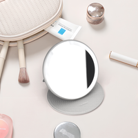 Miroir cosmétique portable circulaire pliable en métal avec cadre en cuir, lumière LED rechargeable, un seul côté, logo personnalisé