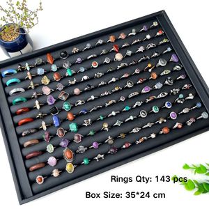 Bagues en pierres précieuses naturelles brutes ajustables en gros, bijoux de guérison Reiki, assortiment de bagues avec présentoir en velours - Product Image 2
