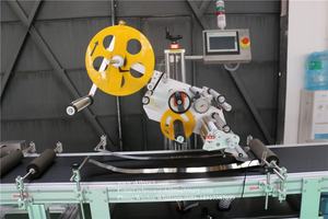 Machine d'étiquetage automatique de sacs SKILT avec alimentateur, fabricant de machines d'étiquetage de sachets depuis 1998 - Product Image 6