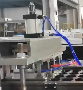 Machine de fabrication de couvercles pour gobelets à café glacé en <span class=keywords><strong>plastique</strong></span>, machine de fabrication de gobelets à café chaud <span class=keywords><strong>avec</strong></span> <span class=keywords><strong>couvercle</strong></span> pour gobelets à café en papier de 8 oz, 9 oz, 12 oz - Product Image 3