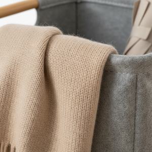 Porte-manteau en bambou peu encombrant avec panier en tissu, organisateur de vêtements pour entrée, support autoportant pour chambre à coucher - Product Image 4