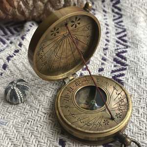 Antica bussola tascabile in ottone con Intricate incisioni e una corda rossa gnomone a prezzo all'ingrosso - Product Image 1