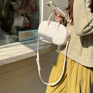 กระเป๋าโท้ททรงถั่วสำหรับผู้หญิง สีแดงล้วน ปิดด้วยซิป ทนทาน ฤดูใบไม้ผลิ 2022 กระเป๋าสะพายไหล่แบบสะพายข้าง - Product Image 4