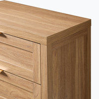 Commode étroite minimaliste moderne à cinq tiroirs en panneaux de particules avec poignées métalliques, grand espace de rangement, façade de tiroir en U et pieds centraux