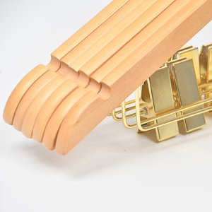 Bán Buôn Chất Lượng Hàng Đầu Gỗ Phù Hợp Với Móc Áo Biểu Tượng Tùy Chỉnh Vàng Móc Treo Bằng Gỗ Tự Nhiên Móc Cho Quần Áo Cửa Hàng - Product Image 3