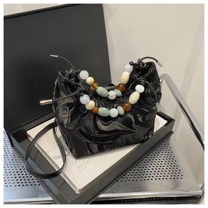 Bolso de cuero de doble cara con asa de cuentas correa cruzada desmontable para mujer - Product Image 1