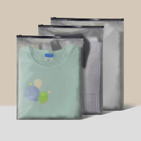 Sacs refermables en plastique givré réutilisables avec logo de marque de vêtements personnalisés pour l'emballage des vêtements