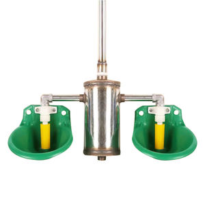 Distributeur d'eau de mouton et de chèvre à valve en cuivre Bol en plastique vert durable pour bol d'<span class=keywords><strong>abreuvoirs</strong></span> à boire pour animaux - Product Image 1