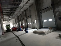 Porte industrielle à levage vertical électrique, isolation thermique, résistance au vent, porte en acier pour les baies de chargement des entrepôts