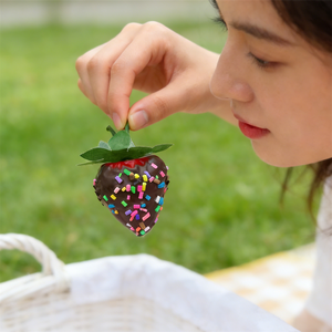 Mini Modèle Alimentaire Artificiel en Plastique Écologique à Motif Circulaire, en Forme de Fraise Entière avec Feuilles et Tiges, pour Desserts au Chocolat, Présentation et Cadeau - Product Image 2
