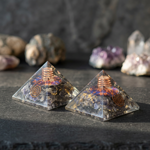 Pyramide d'orgone en améthyste et agate Feng Shui avec logo vert imprimé et gravé - Product Image 3