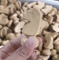 Personnalisation complète du produit Jeu d'échecs en bois avec boîte Pièce de jeu feutrée Intérieur pour le stockage avec boîte de couleur Sac en tissu