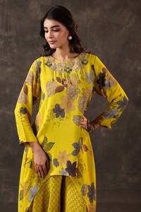 Achetez un ensemble coordonné festif indo-occidental de designer, composé d'une tunique asymétrique à imprimé floral et d'un pantalon palazzo évasé orné. - Product Image 5