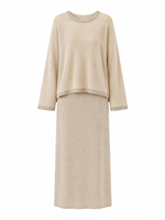 Ensemble deux pièces en maille de luxe scintillant pour femme, pull col rond beige et jupe longue, tenue élégante et discrète de luxe discret