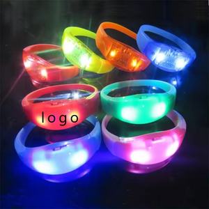 Bracelet LED en silicone avec logo personnalisé, activé par le son, télécommandé, contrôlé par DMX, pour événements et fêtes - Product Image 1