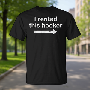 Alquilé esta camiseta con la frase 'Esta es la camiseta de broma con humor para adultos' para hombre. - Product Image 3