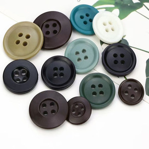 Venta al por mayor de fábrica botones de patrón de resina cuatro ojos botones de flores mixtas abrigo botones de lejía de resina - Product Image 1