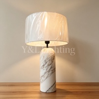 Lampe de table intemporelle en travertin arrondi avec abat-jour en lin neutre E26, design simple et flexible, style Mid-Century, pour bureau ou décoration LED