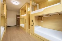 Lit superposé pour dortoir avec rideau d'intimité, conception double étage, idéal pour personnel scolaire, auberges et hôtels – Vente directe usine