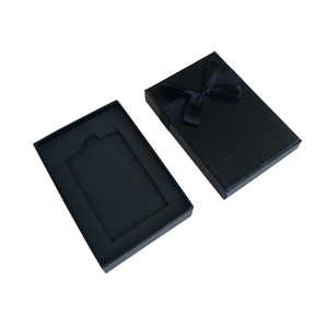 Boîte cadeau rigide de luxe noire personnalisée et écologique avec support intérieur en éponge et gaufrage pour foulards, cravates et petits vêtements - Product Image 6