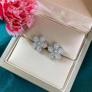Orecchini a Perno a Forma di Fiore di Trifoglio per Donne, Accessorio per Orecchie Semplice e alla Moda per Uso Quotidiano - Product Image 3