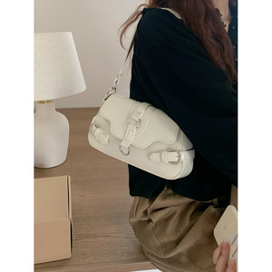 กระเป๋าสะพายไหล่สไตล์มอเตอร์ไซค์สำหรับผู้หญิง หนังลายสีดำ หัวเข็มขัดแม่เหล็ก กระเป๋าสะพายข้าง ใช้ได้ทุกวัน - Product Image 3