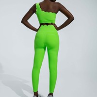 Ensemble de yoga festonné YIYI pour femme : haut asymétrique à épaule unique avec coussinets amovibles, soutien-gorge de sport taille haute effet ventre plat et leggings