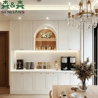 Buffet de style transitionnel moderne avec portes en verre cintrées, étagère en bois, niche et crédence en pierre blanche