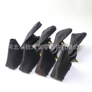 Housse de protection en suède pour levier de vitesse et frein à main de voiture FX-802 Noir avec surpiqûres rouges, bleues et blanches – Accessoire intérieur - Product Image 2