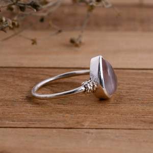 แหวนรูปหยดน้ำโรสควอตซ์ ~ แหวนเงินแท้ 925 ประดับพลอยทรงหยดน้ำ ~ แหวนหรูหราสำหรับทุกเพศ เหมาะเป็นของขวัญวันเกิดหรือของขวัญสำหรับงานปาร์ตี้ - Product Image 5