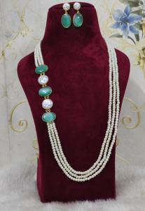 Conjunto de collar de perlas de tres capas deslumbrantes con tachuelas de piedras chapadas en oro de diseñador para mujer - Product Image 5