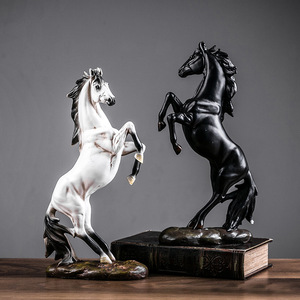 Ornamento Cavallo in Piedi Stile Europeo, Decorazione per Casa, Soggiorno, Ingresso, Studio, Ufficio, Artigianato in Resina con Significato 'Il Successo è una Volta' - Product Image 1