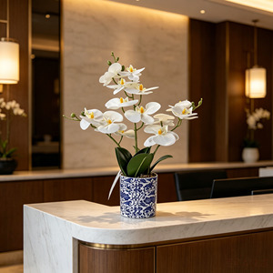 Orquídea Phalaenopsis Artificial Realista Hecha a Mano en Maceta Azul y Blanca para Decoración de Bodas y Hoteles, Decoración de Sala de Estar - Product Image 1