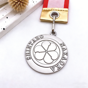 Médaille personnalisée plaquée argent avec motif trèfle, médaille commémorative personnalisée Shintaro Nakaoka avec ruban - Product Image 1