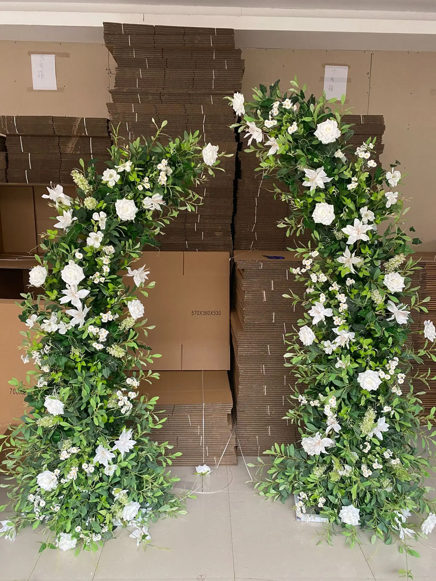 زهرة صناعية كخلفية لحفلات الزفاف لعام 2024 مع إطار من الورود البيضاء لقصّة زهور لحفلات الزفاف