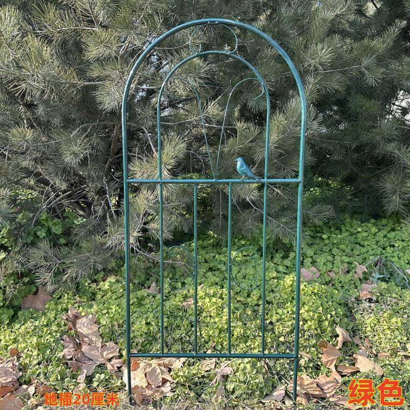 สีเขียวเข้ม หนา 50 ซม. กว้าง 12 เมตร สูง