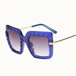 Lunettes de soleil vintage de haute qualité en gros 2021, grandes montures, UV400, métalliques, carrées, surdimensionnées pour femmes - Product Image 6