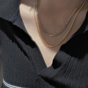 Collier en cristal de poudre de moissanite naturelle taillée de manière unique, plaqué argent pur et or rose, motif romantique de fleur de cerisier pour - Product Image 2