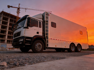Hôpital mobile sur châssis Sinotruk 6x4 à déploiement rapide avec système autonome pour les services de santé en zones éloignées - Product Image 1