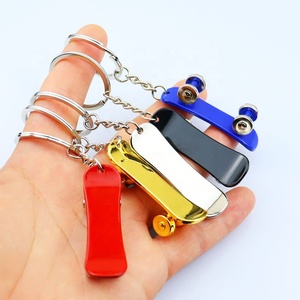Fabrikant Creatieve Gepersonaliseerde Sport Scooter Sleutelhanger Auto Decoratie Custom Logo <span class=keywords><strong>Mini</strong></span> Simulatie Scooter Metalen Sleutelhangers