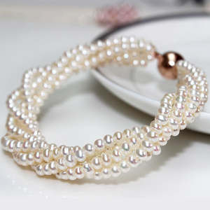 Pulseras Elegantes y Lujosas de Perlas de Agua Dulce Multicapa de 3-4 mm Blancas WENCHI - Product Image 4