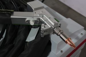 Machine de soudage laser portative 4-en-1 1500W 2000W 300W Max, soudeuse et découpeuse laser à fibre avec kit torche de nettoyage et de décapage de rouille automatique - Product Image 4