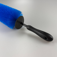 Cepillo Profesional para Ruedas DINJAKA de 42 cm con Cabezal Angulado, Cerdas Azules Resistentes, Mango Negro, Filamento de Nailon de Alta Tenacidad, Alcance Profundo
