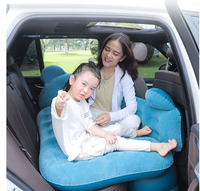 Dessin animé double - bloc de lit de voyage de voiture SUV avec un épais matelas gonflable à bord d'un lit gonflable de voiture gonflable lit