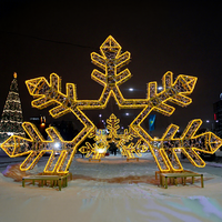 Décoration LED géante en forme de flocon de neige, conçue comme un point focal festif pour les hôtels, les stations balnéaires et les places publiques