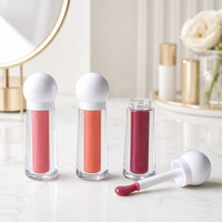 Gloss à lèvres en tubes facettés, capuchon sphérique blanc nacré, pâte scintillante, applicateur doe foot floqué, teintes corail et baies, approvisionnement en gros, logo personnalisé