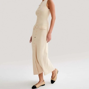Venta al por mayor: Nuevo vestido midi sin mangas de punto acanalado con botones metálicos, corte en A, color liso, estilo sencillo para otoño, para mujer. - Product Image 4