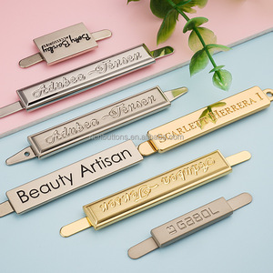 Venta al por mayor de etiquetas de ropa de metal personalizadas en relieve 3D, logotipos de metal 3D para bolsos y prendas de vestir, etiquetas de ropa - Product Image 3