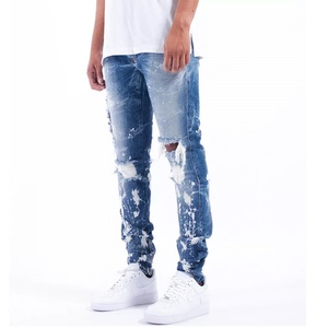Jean skinny extensible déchiré bleu pour homme avec broderie rose, fermeture éclair à la cheville et effet éclaboussures de peinture - Product Image 6